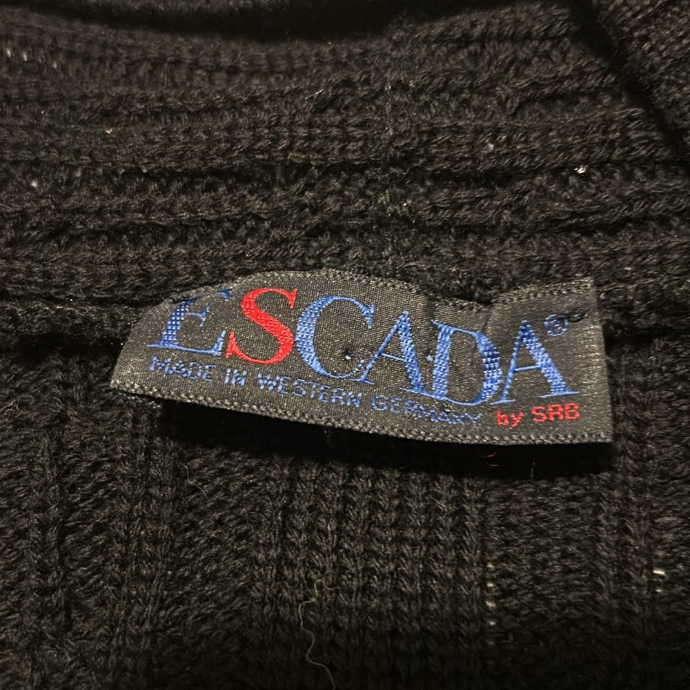 Escada - Picture 5 of 11